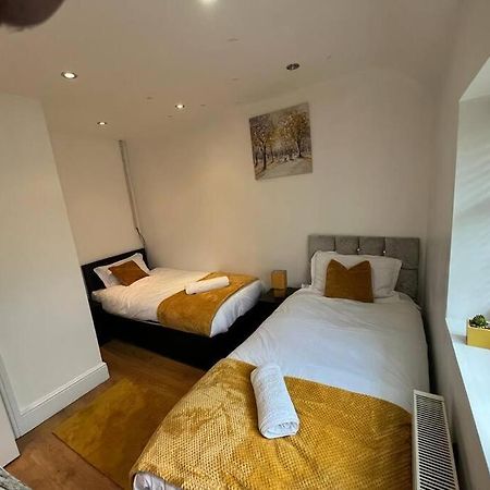 Fabulous 3 Bedroom House , Sleeps Up To 5-7 Guest. South Ockendon Esterno foto