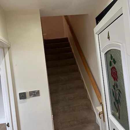 Fabulous 3 Bedroom House , Sleeps Up To 5-7 Guest. South Ockendon Esterno foto