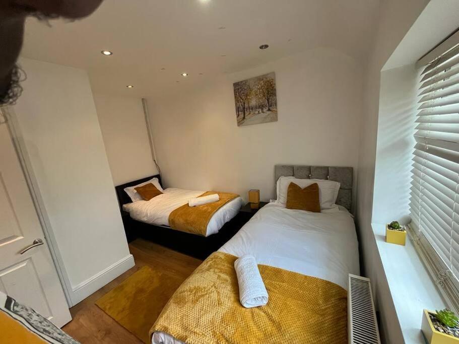Fabulous 3 Bedroom House , Sleeps Up To 5-7 Guest. South Ockendon Esterno foto