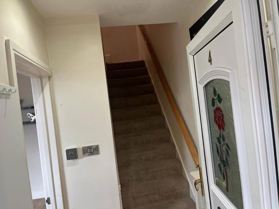 Fabulous 3 Bedroom House , Sleeps Up To 5-7 Guest. South Ockendon Esterno foto