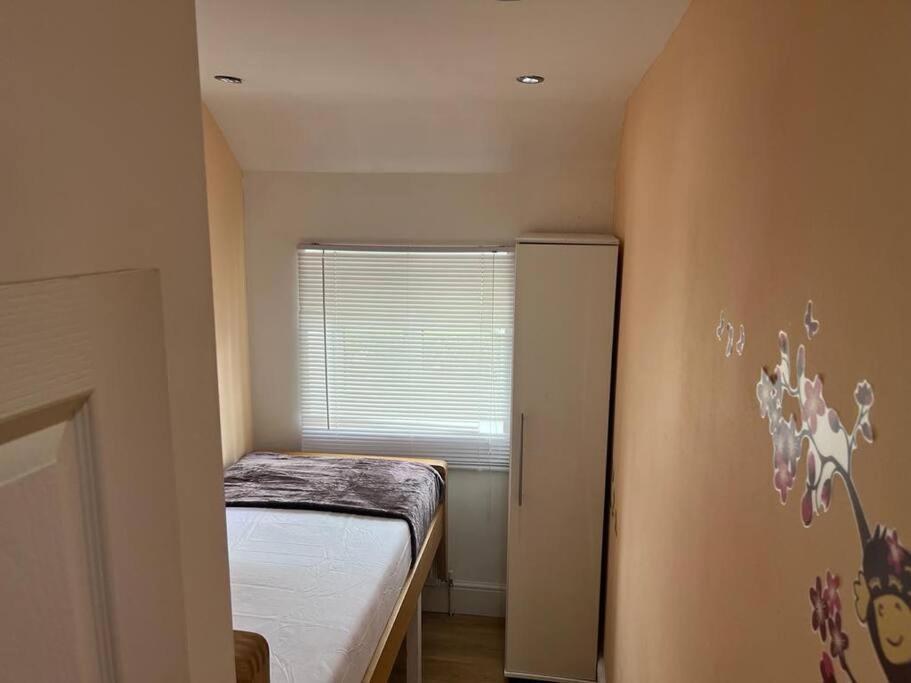 Fabulous 3 Bedroom House , Sleeps Up To 5-7 Guest. South Ockendon Esterno foto