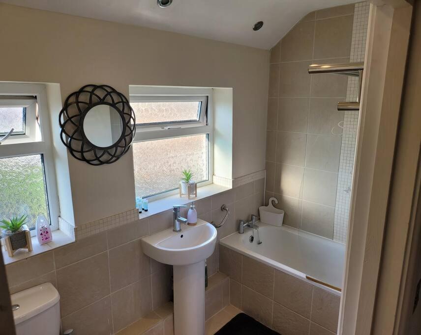 Fabulous 3 Bedroom House , Sleeps Up To 5-7 Guest. South Ockendon Esterno foto