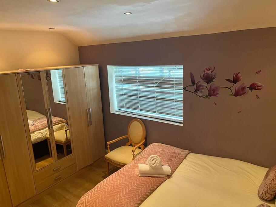 Fabulous 3 Bedroom House , Sleeps Up To 5-7 Guest. South Ockendon Esterno foto